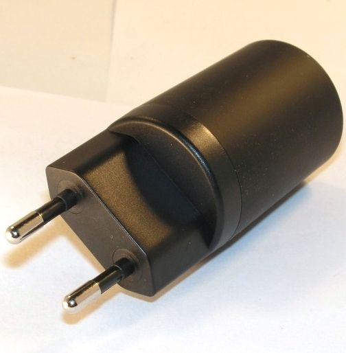 Image of Univerzális Telefon Töltő USB 2000mA 5V *Fekete henger* 230V (IT12842)