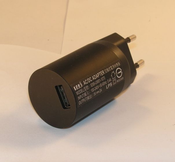 Image of Univerzális Telefon Töltő USB 2000mA 5V *Fekete henger* 230V (IT12842)